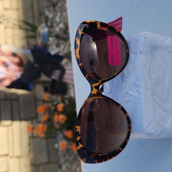 BETSEY JOHNSON SUNGLASSES - Picture 2 of 6